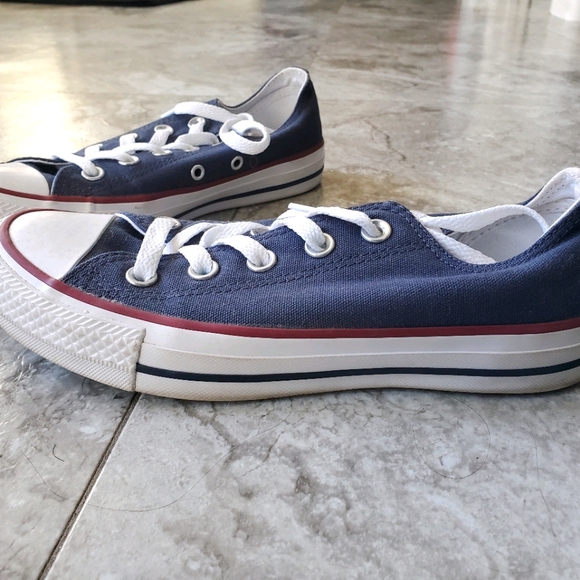 Navy low top converse shoes - Picture 3 of 6
